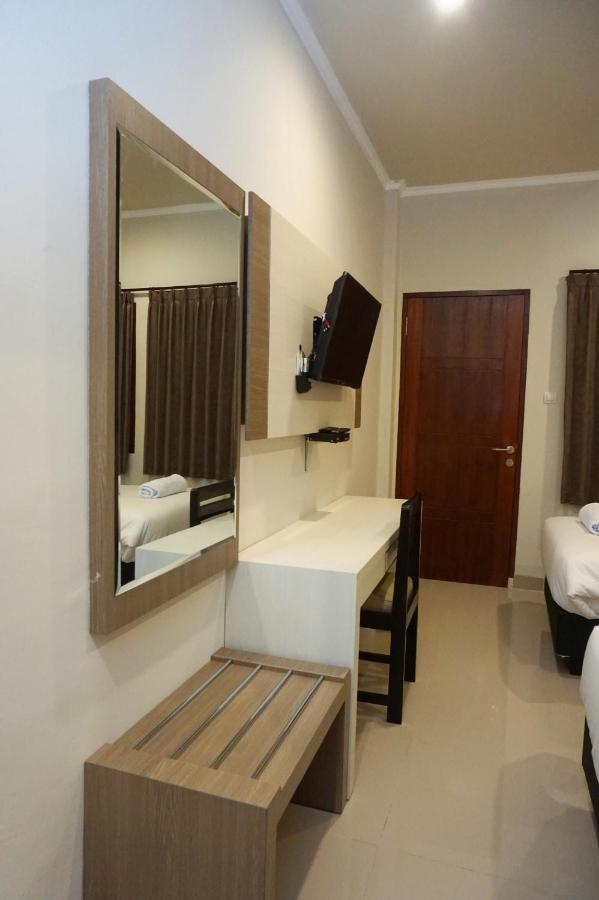 Lombok Mayura Hotel Tjakranegara Exterior photo