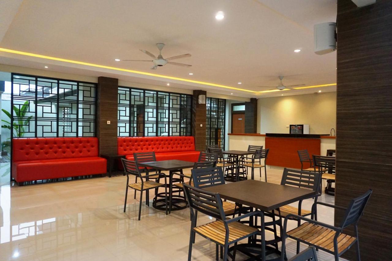 Lombok Mayura Hotel Tjakranegara Exterior photo